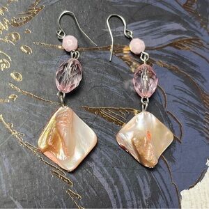 Vintage y2k 00s Pink Beaded Freshwater Pearl Dangle Earrings D2